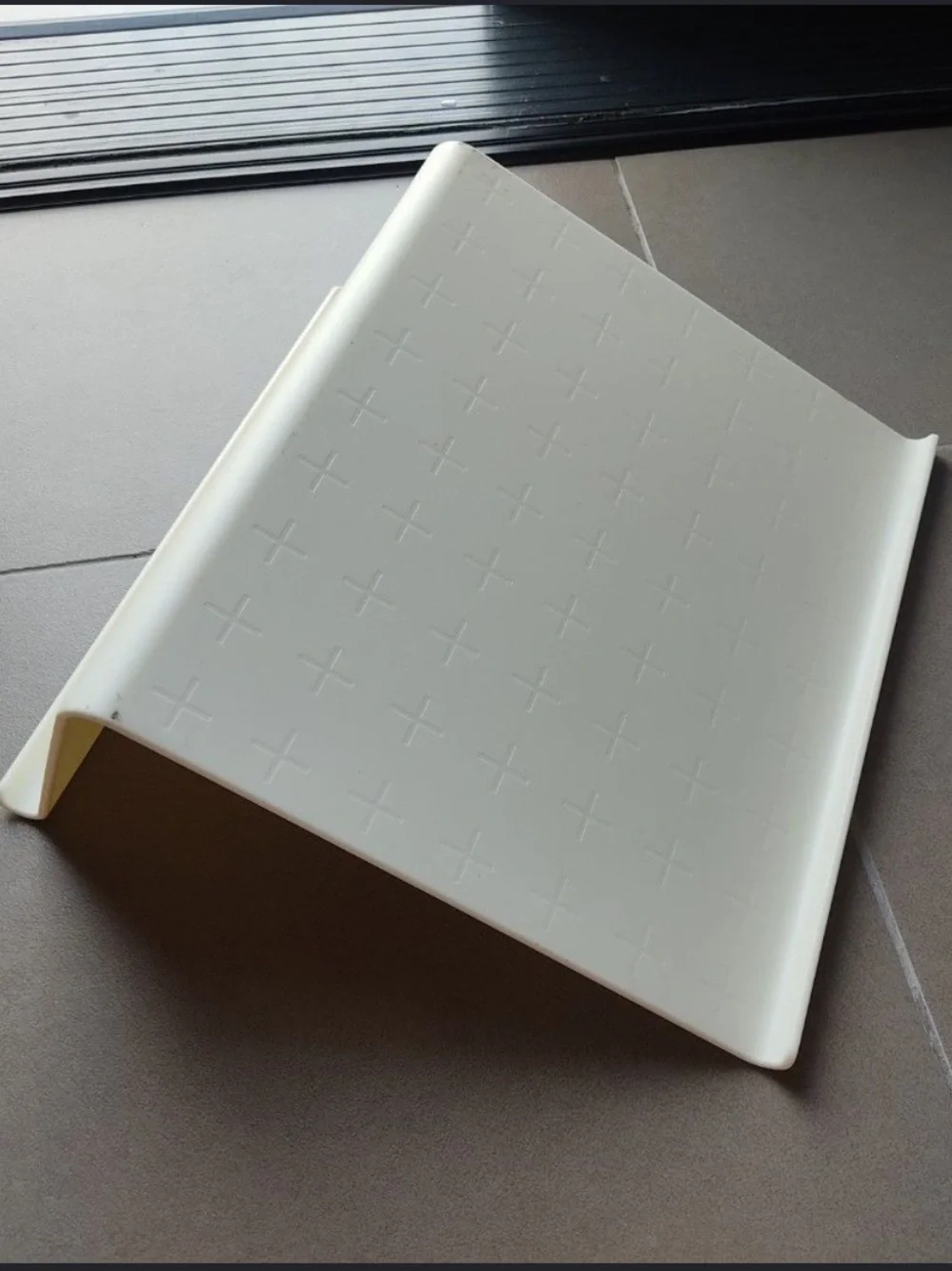 IKEA ISBERGET New White/Off-White Slim Profile Minimalist Tablet Stand